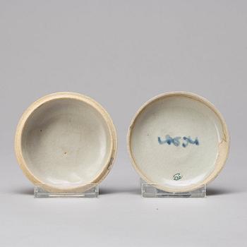 Two blue and white boxes with covers and a dish, Qing dynasty, Kangxi (1662-1722).