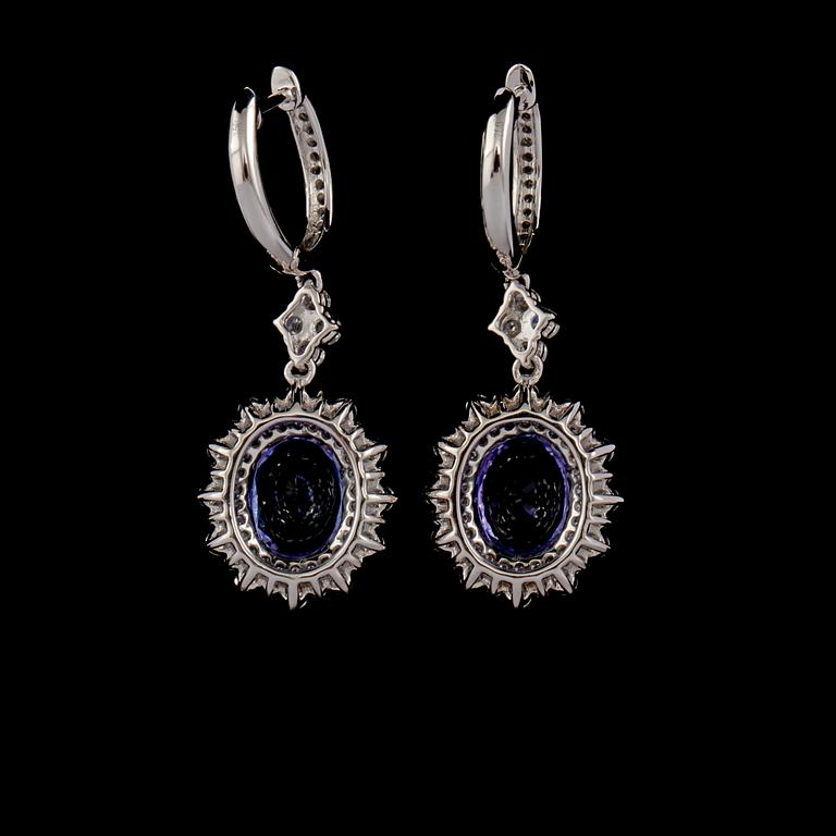 ÖRHÄNGEN, 18k vitguld med briljantslipade diamanter 1.25 ct samt fasettslipade tanzaniter, 3.60 ct. Vikt 8 g.