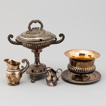 A silver plated sugar bowl, sauce bowl and 2 creamers, 19th century.