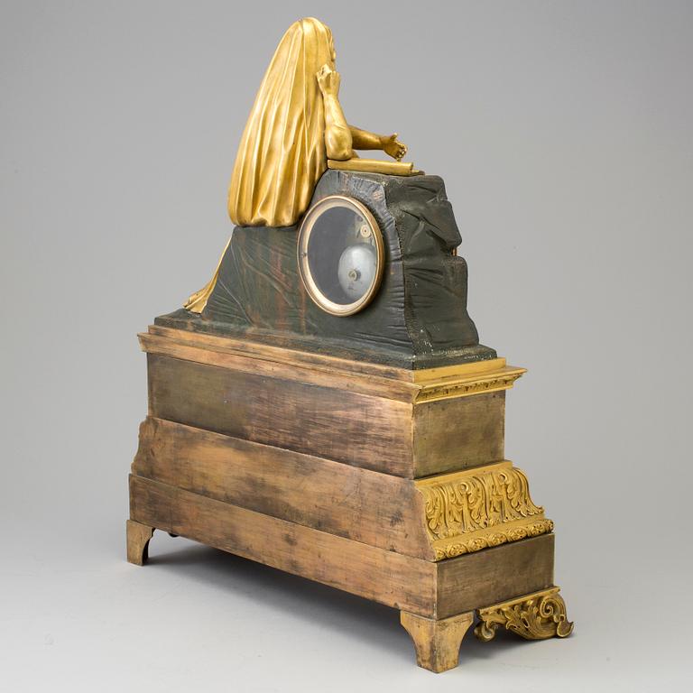 BORDSPENDYL, förgylld brons, Empire, Paris, Frankrike, 1800-talets första hälft.
