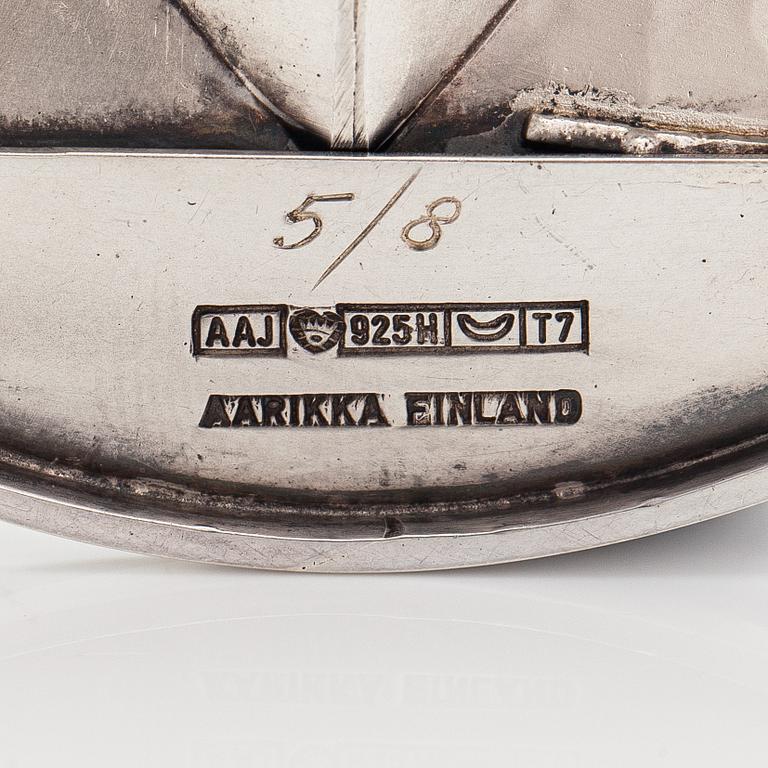 Kaija Aarikka, Brosch, sterlingsilver, numrerad 5/8. Alpo Jääskeläinen, Helsingfors 1972.