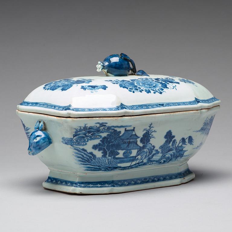 A blue and white tureen with cover, Qing dynasty, Qianlong (1736-95).