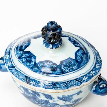 A blue and white tureen with cover, Qing dynasty, Qianlong (1736-95).