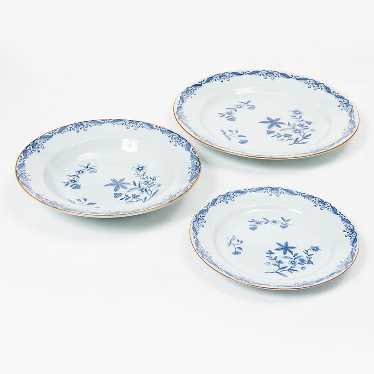 Matservis, 75 delar, "Ostindia", Rörstrand, samt en kinesisk tallrik, exportporslin, mönsterförlaga till "Ostindia".