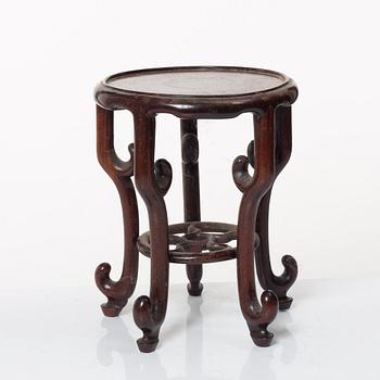 An elegant Chinese hardwood stand, late Qing dynasty/20th Century.