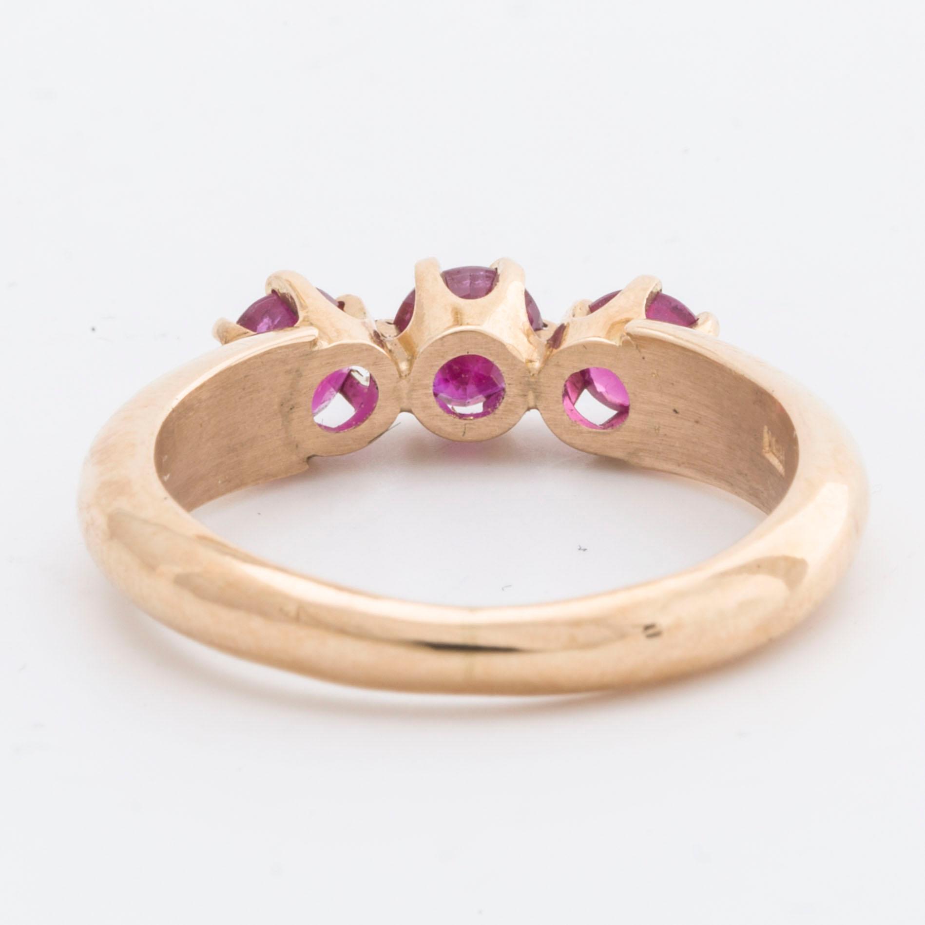 RING 18K gold w 3 rubies.