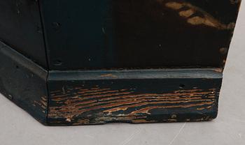 HÖRNHÄNGSKÅP, allmoge, 1800-tal.