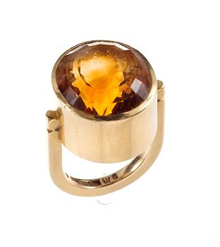 A Sigurd Persson gold and citrin ring, Stockholm 1985.