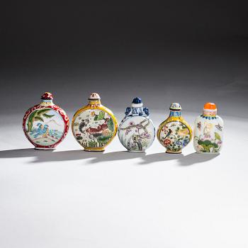 SNUSFLASKOR, 2 st, porslin samt SNUSFLASKOR, 3 st, emaljerad koppar, Kina 1900-tal.