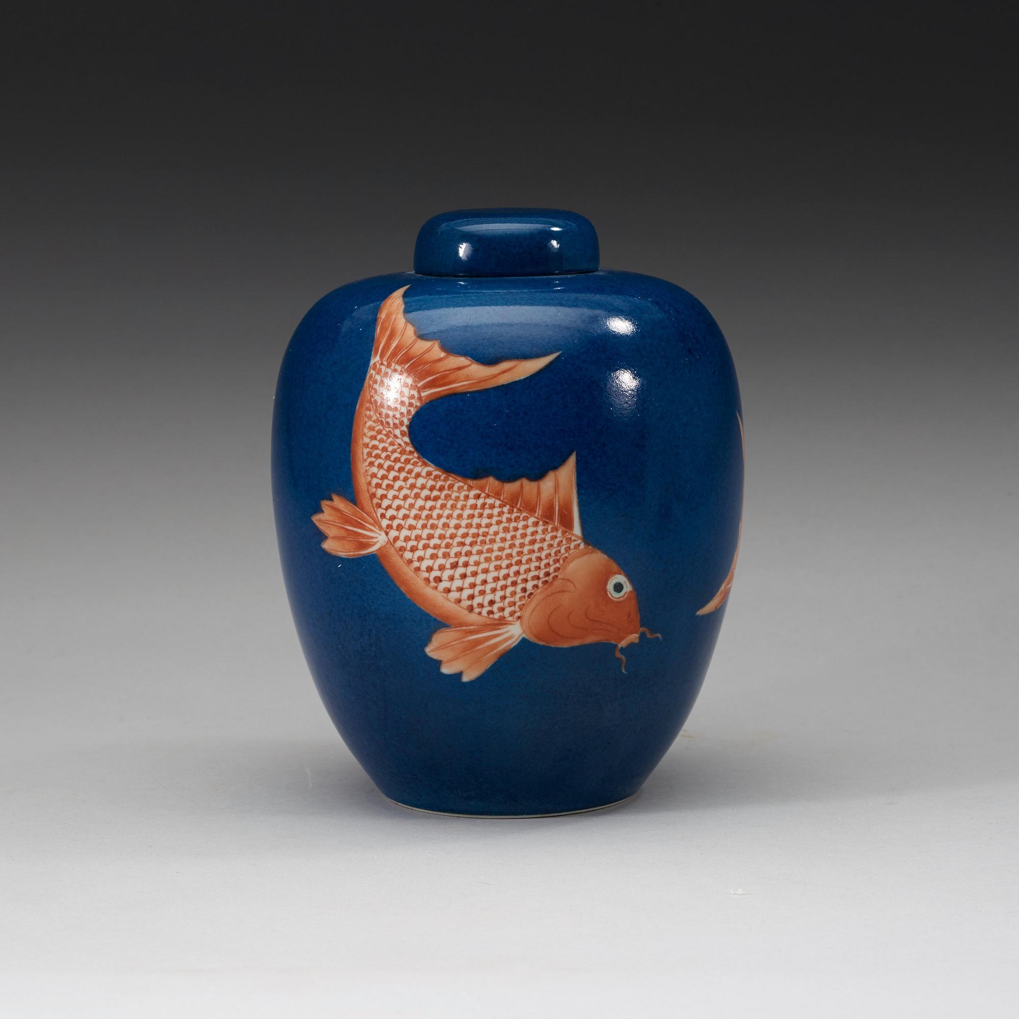 A powder blue jar with cover, late Qing dynasty (1644-1912).