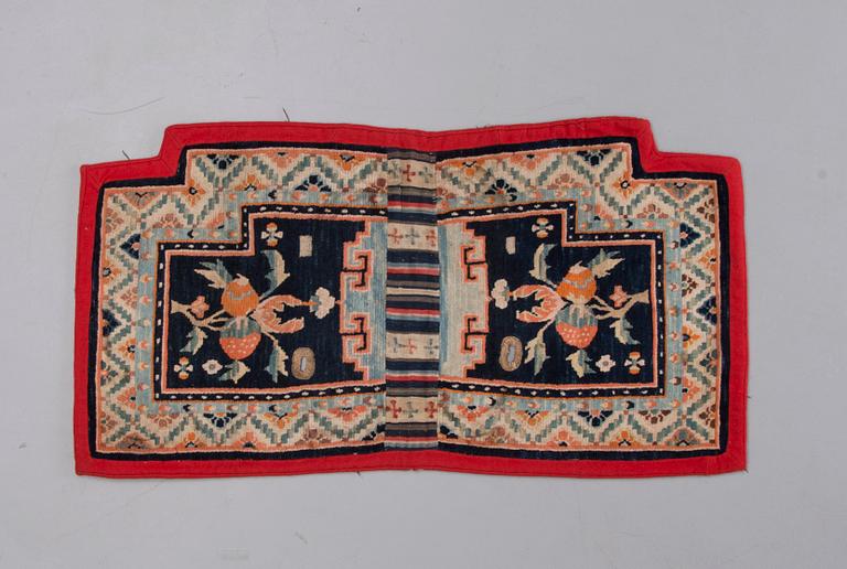SADELTÄCKE, Tibet, 1900-talets första hälft. Ca 63x132 cm.