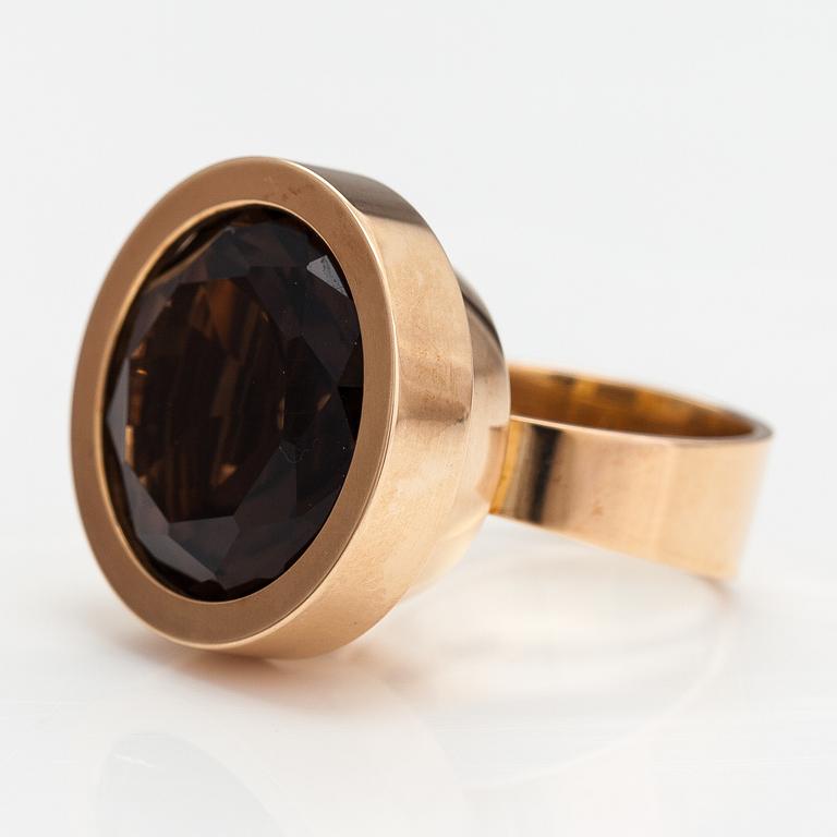 Elis Kauppi, A 14K gold ring with a smoky quartz. Kupittaan kulta, Turku 1972.