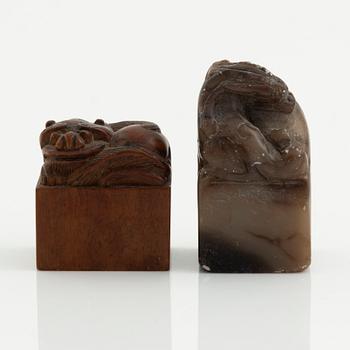 Sigill, två stycken, samt två jadeamulletter och ett halsband av skulpterade nötter. Qing dynastin.