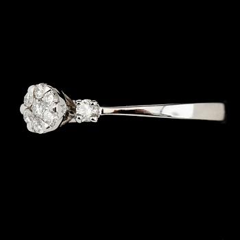 RING, 14K vitguld, briljantslipade diamanter. Vikt ca 3 g.