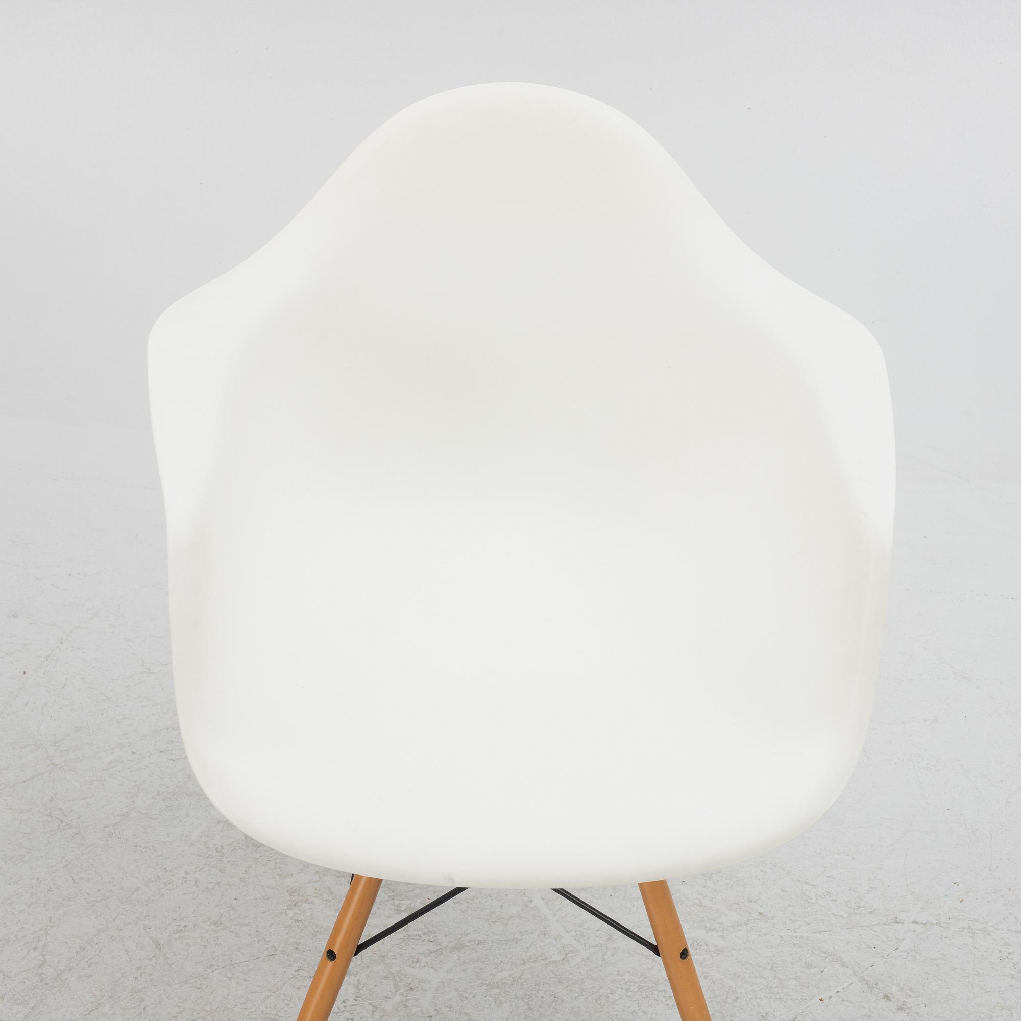 Charles & Ray Eames, a "plastic Armchair" Vitra, 2013.