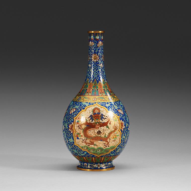 A Chinese cloissoné vase, 20th Century.