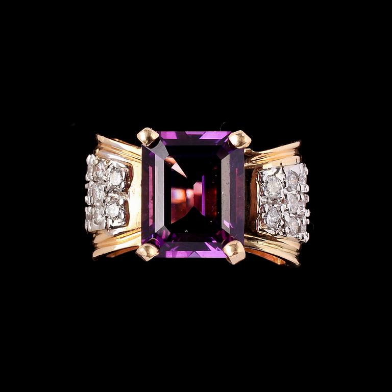 RING, 14k guld med ametist samt 16 briljantslipade diamanter. Vikt 10 g.