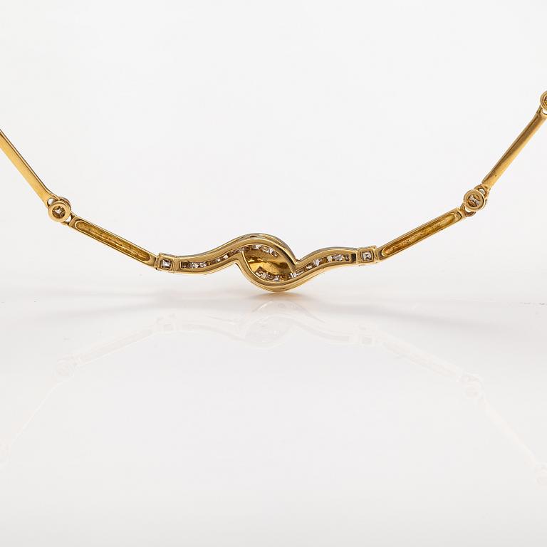 An 18K gold necklace with dimaonds ca. 1.12 ct in total.