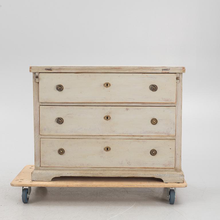 A chest of drawers, 19th Century.