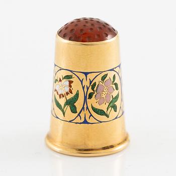 Thimble 18K gold with carnelian and enamel decoration.