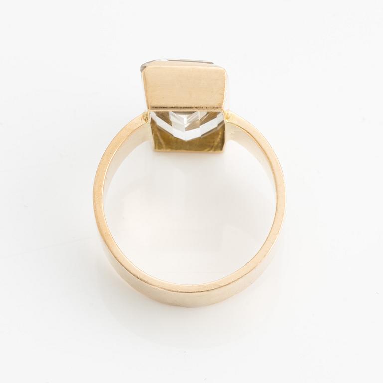 Ring 18K guld med fasettslipad bergkristall, Stigbert.