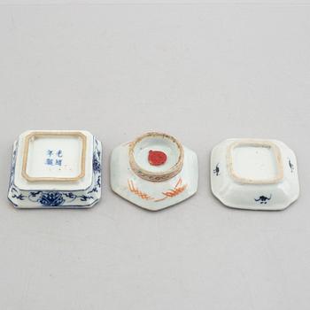 Four pieces of Chinese porcelain, late Qingdynasty, around 1900.