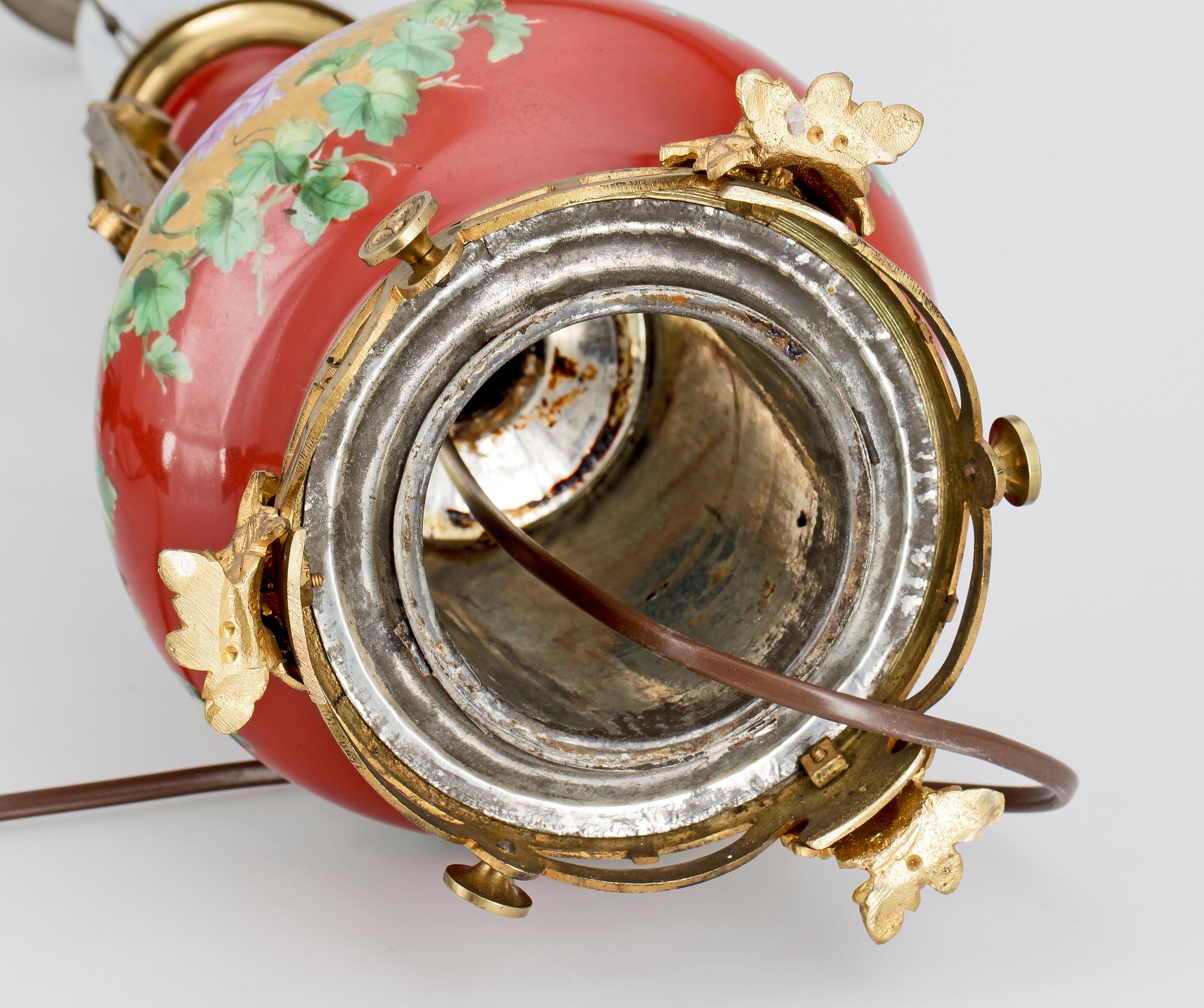 BORDSLAMPA, mässing och porslin, 1900-tal.