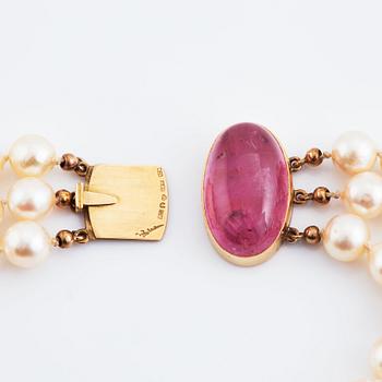 Rey Urban, treradig collier odlade pärlor lås 18K guld med en cabochonslipad rosa turmalin, , Stockholm 1970.