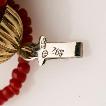 Necklace, with coral and clasp in 18K gold.