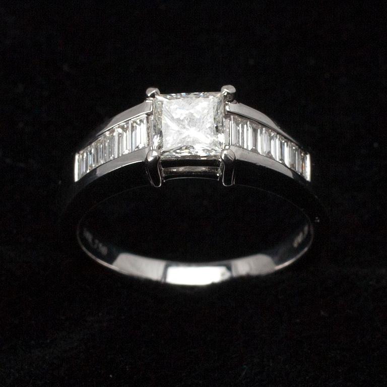 RING, 18K vitguld med princesslipad diamant samt 12 st. baguetteslipade diamanter.