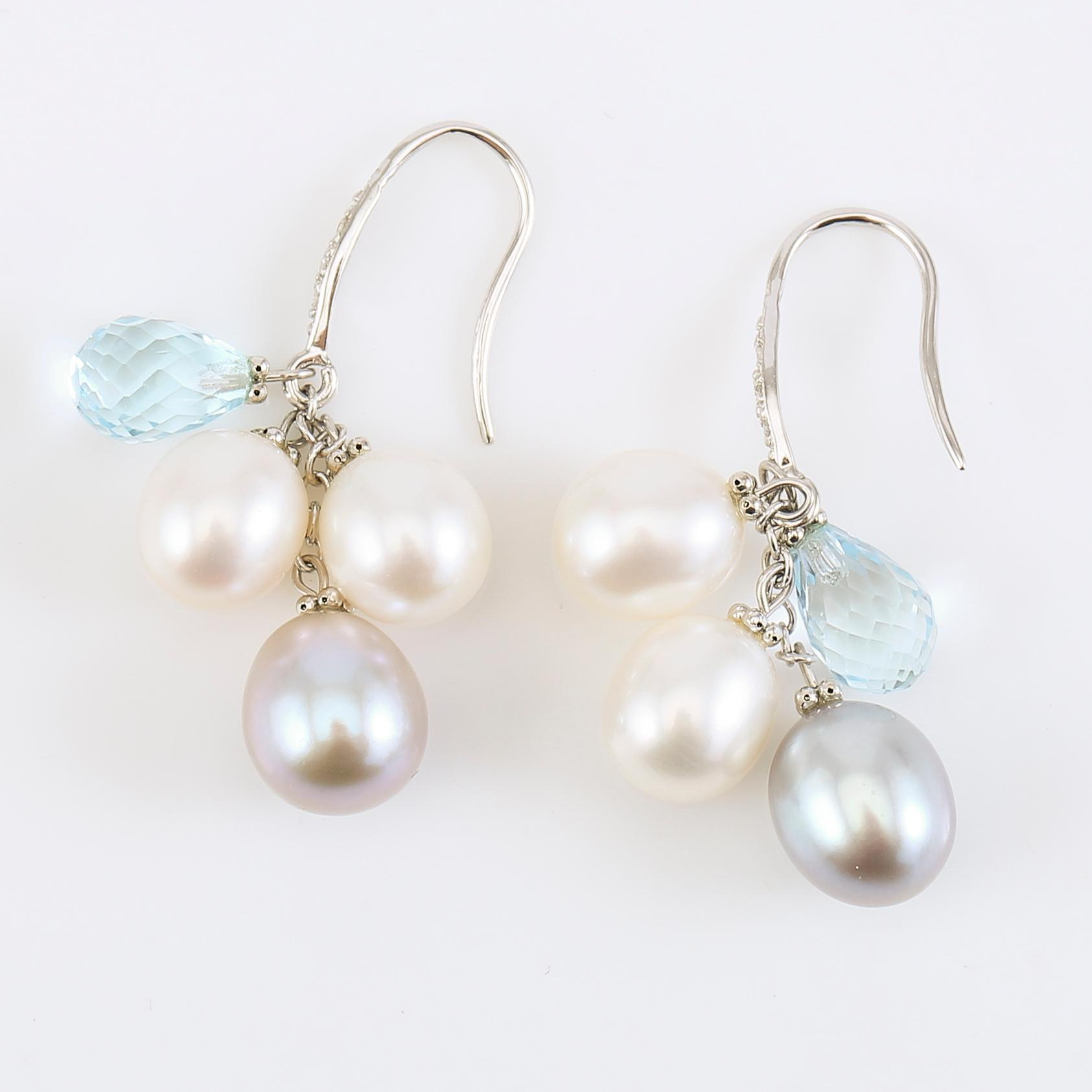 ÖRHÄNGEN, 1 par, 14K vitguld, sötvattenspärlor, blå topaser och diamanter.