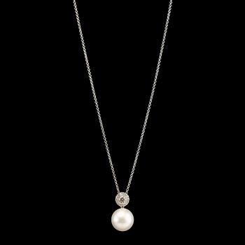 RIIPUS, Kim Wempe. Etelänmerenhelmi 13 mm, briljanttihiottuja timantteja n. 0.5 ct. 18K valkokultaa. Ketju 44 cm.