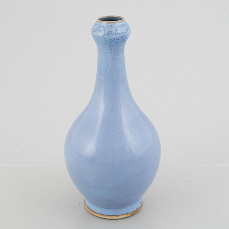 Three Chinese vases, porcelain / stoneware, 20th century.