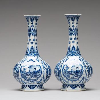 A pair of blue and white hexagonal vases, Qing dynasty, Kangxi (1662-1722).