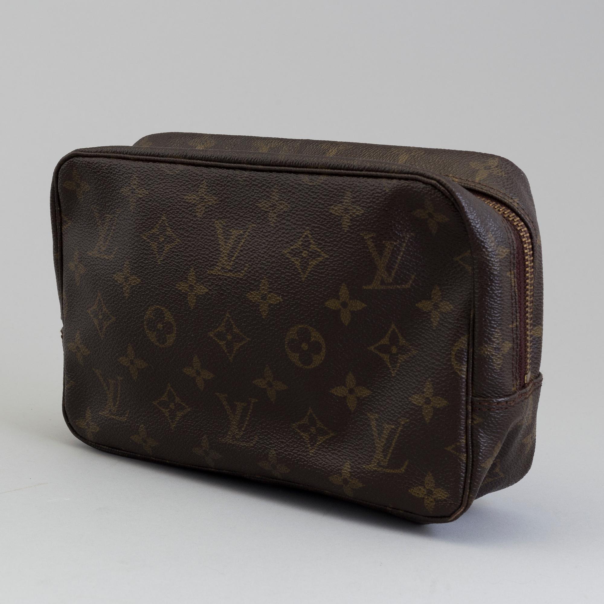 a LOUIS VUITTON "Trousse Toilette 23 toilet bag.