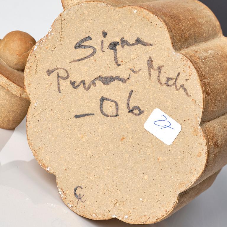 Signe Persson-Melin, tekanna, signerad och daterad 2006.