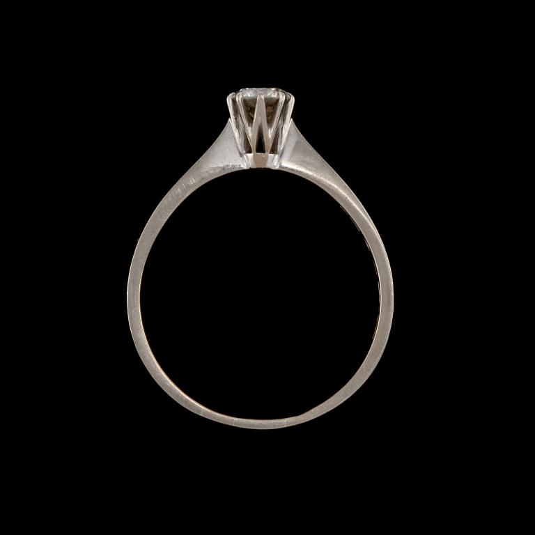 RING, 18k vitguld med briljantslipad diamant, 0.42 ct, Ernst Swenson, Visby, 1972. Vikt 3 g.