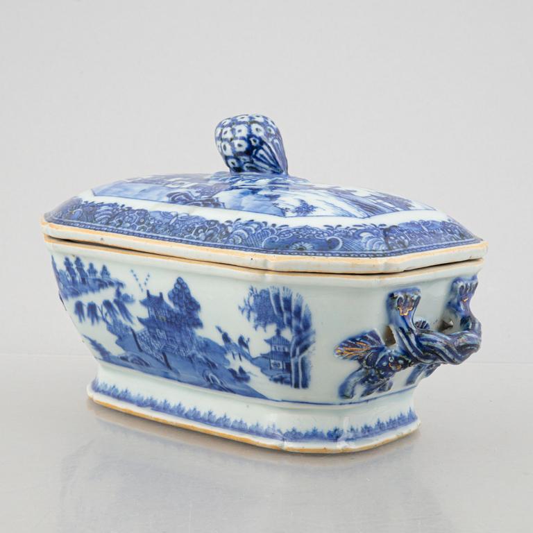 A blue and white butter tureen with cover, Qing dynasty, Qianlong (1736-95).