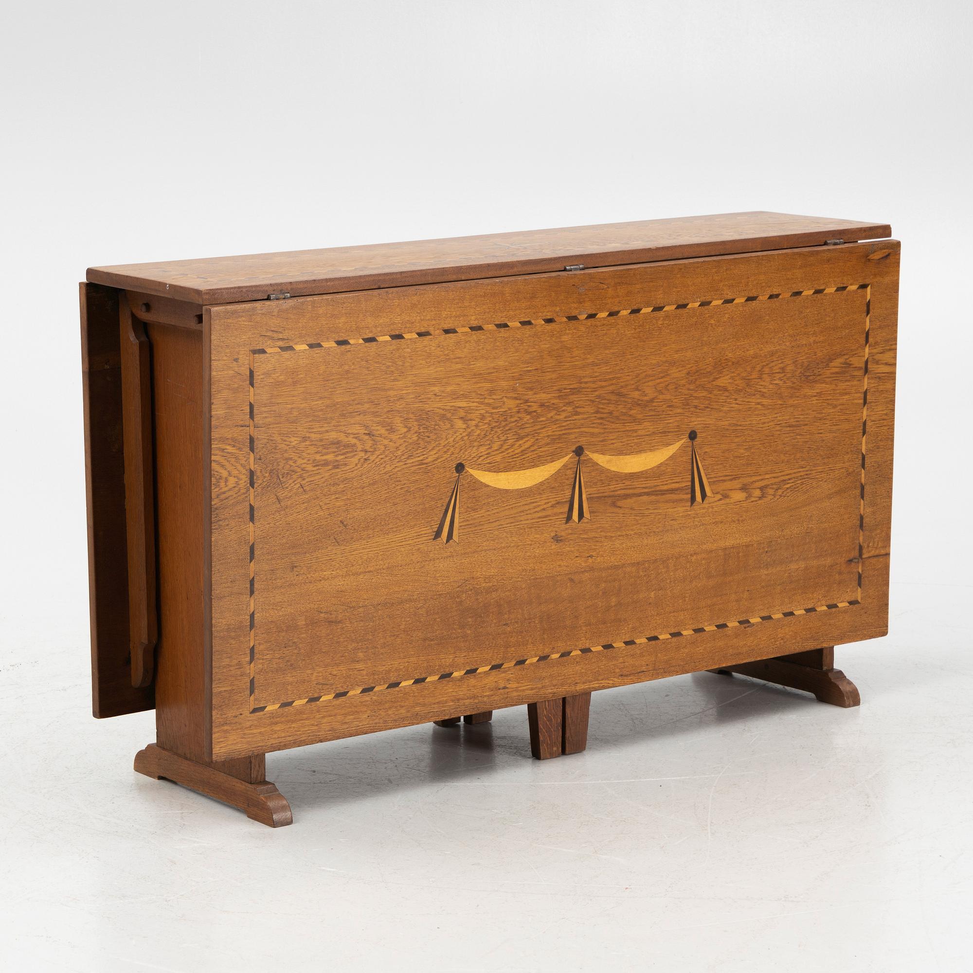 A gate-leg table, first half/mid 20th century.
