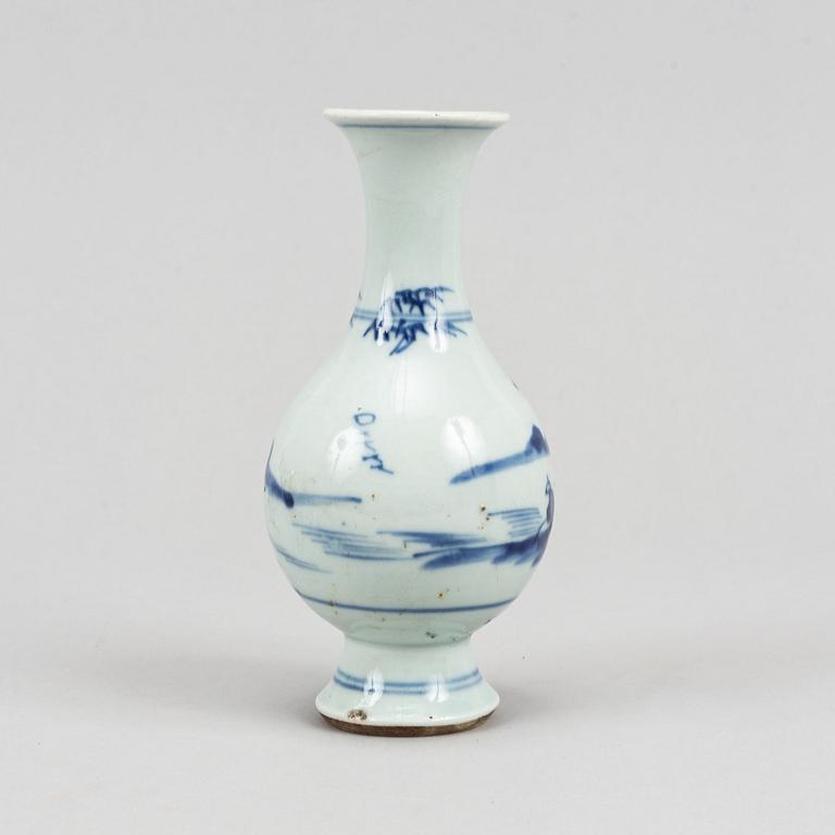 A blue and white vase, Qing dynasty, Kangxi (1662-1722).