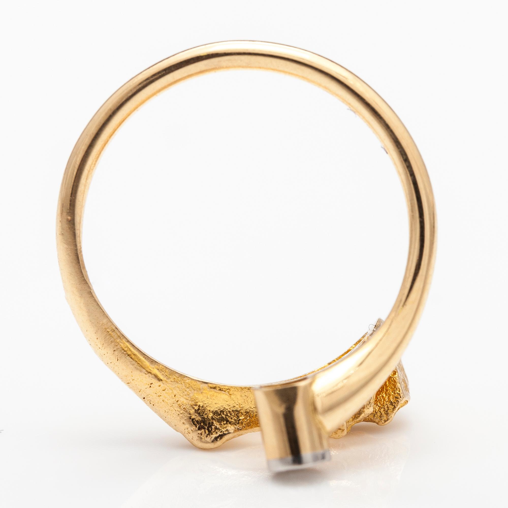 BJÖRN WECKSTRÖM, An 18K gold ring "Diamond well" with a 8/8 cut diamond ca. 0.02 ct. Lapponia 1972.