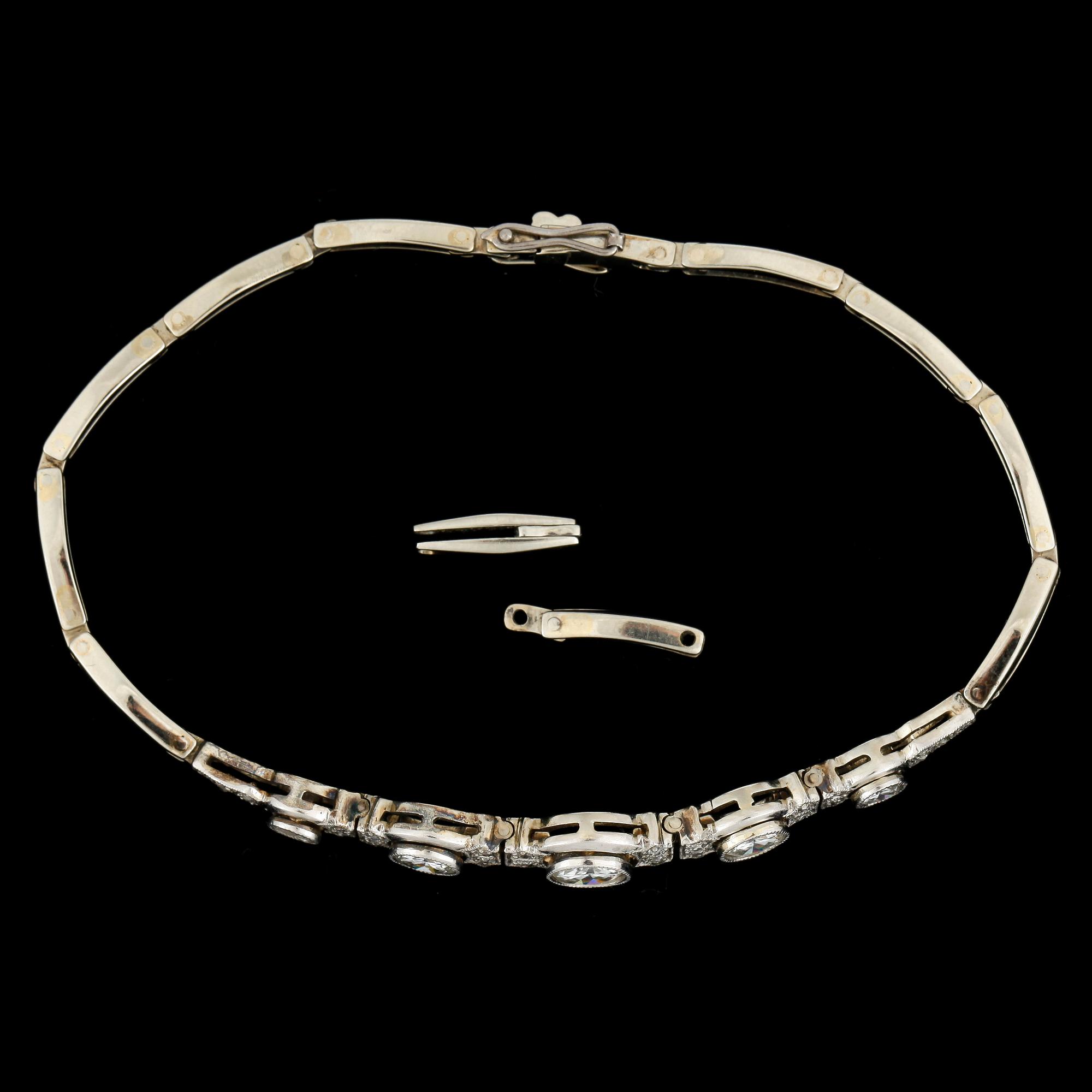 ARMBAND, 18k vitguld med diamanter med äldre briljantslipning tot ca1,00ct. 1900-talets första hälft. Totalvikt 9,7g.