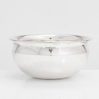 Tapio Wirkkala, skål, TW 341, sterlingsilver, Kultakeskus, Tavastehus 1971. Modellen formgiven 1966.
