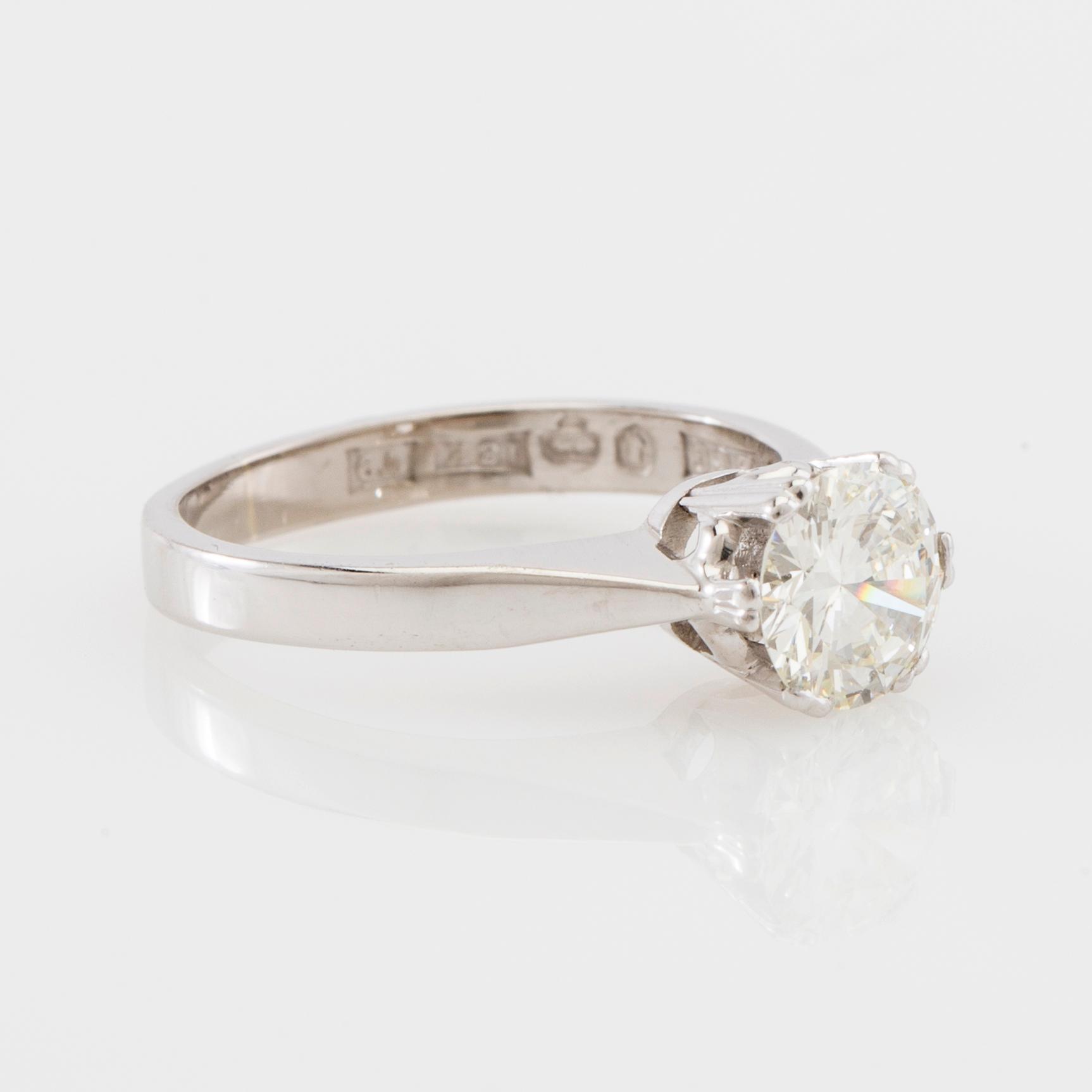 Solitaire ring in 18K white gold with a round brilliant-cut diamond, Bo Cedstam Stockholm 1971.