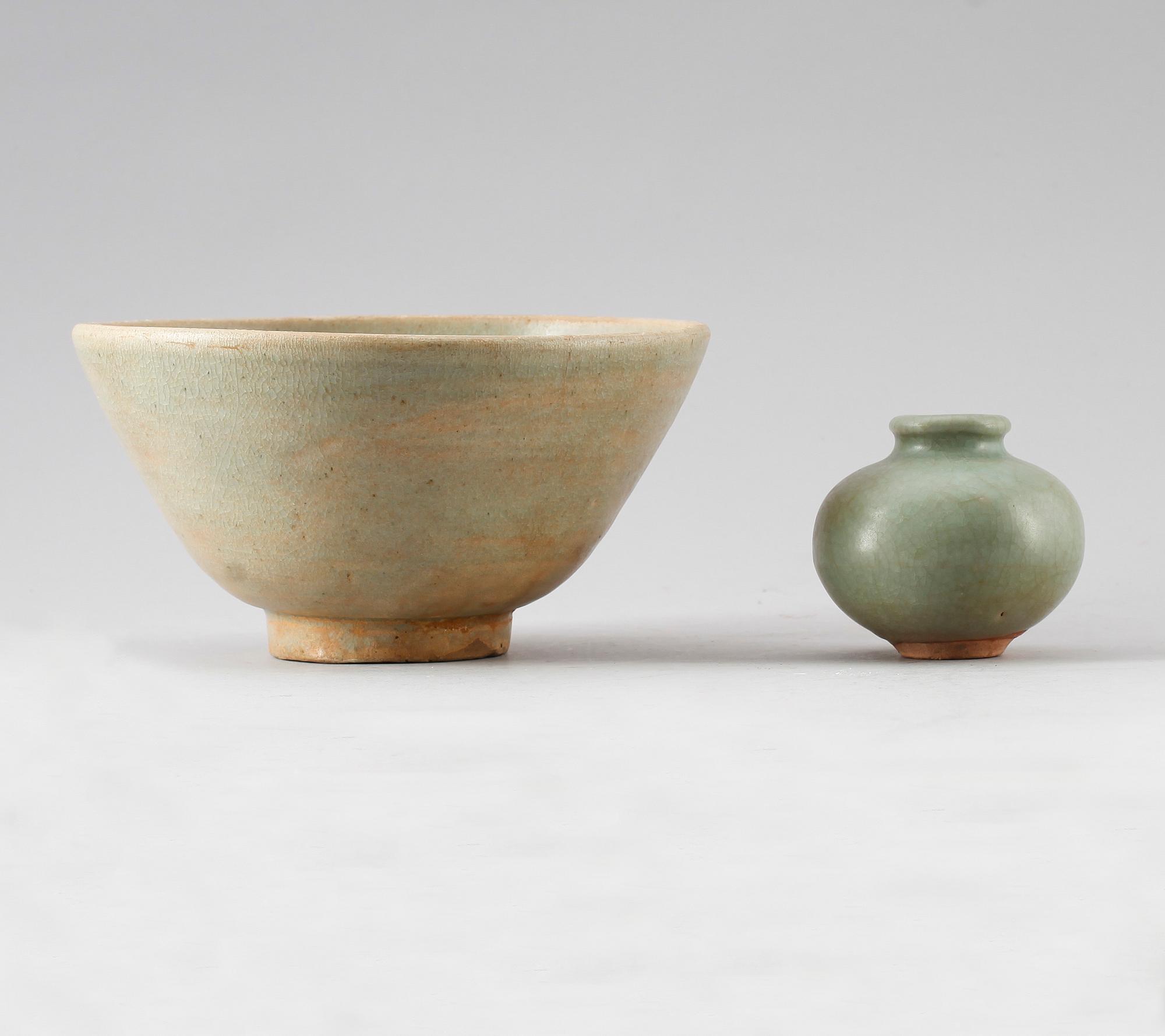 SKÅL samt VAS, celadon och keramik, troligen Vietnamn, 1600-tal.