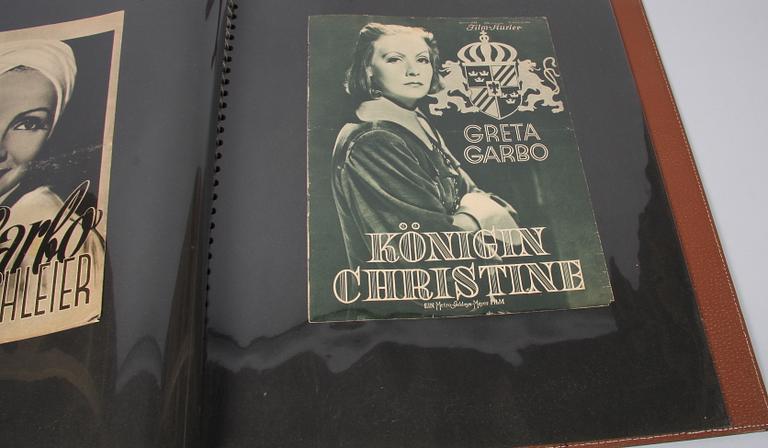 ALBUM MED TIDNINGSOMSLAG SAMT FILMAFFISCHER. Mest 1930-40-tal.