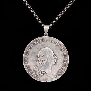 MYNT / HÄNGE, i kedja, silver, 1 riksdaler, Gustav IV Adolf, Sv G W Konung, Gud och Folket, 1796. Vikt 39,4g.
