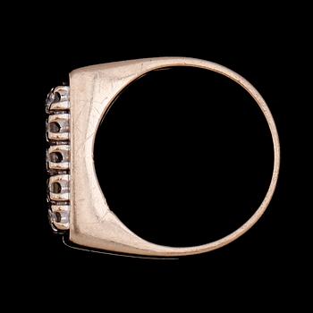 RING, 18 k vitguld med 10 mindre briljantslipade diamanter. Total vikt ca 5 gram.
