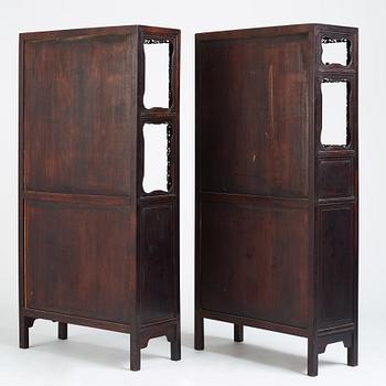 Skåp, två stycken, hardwood. Kina, Qingdynastin, 1800-tal.