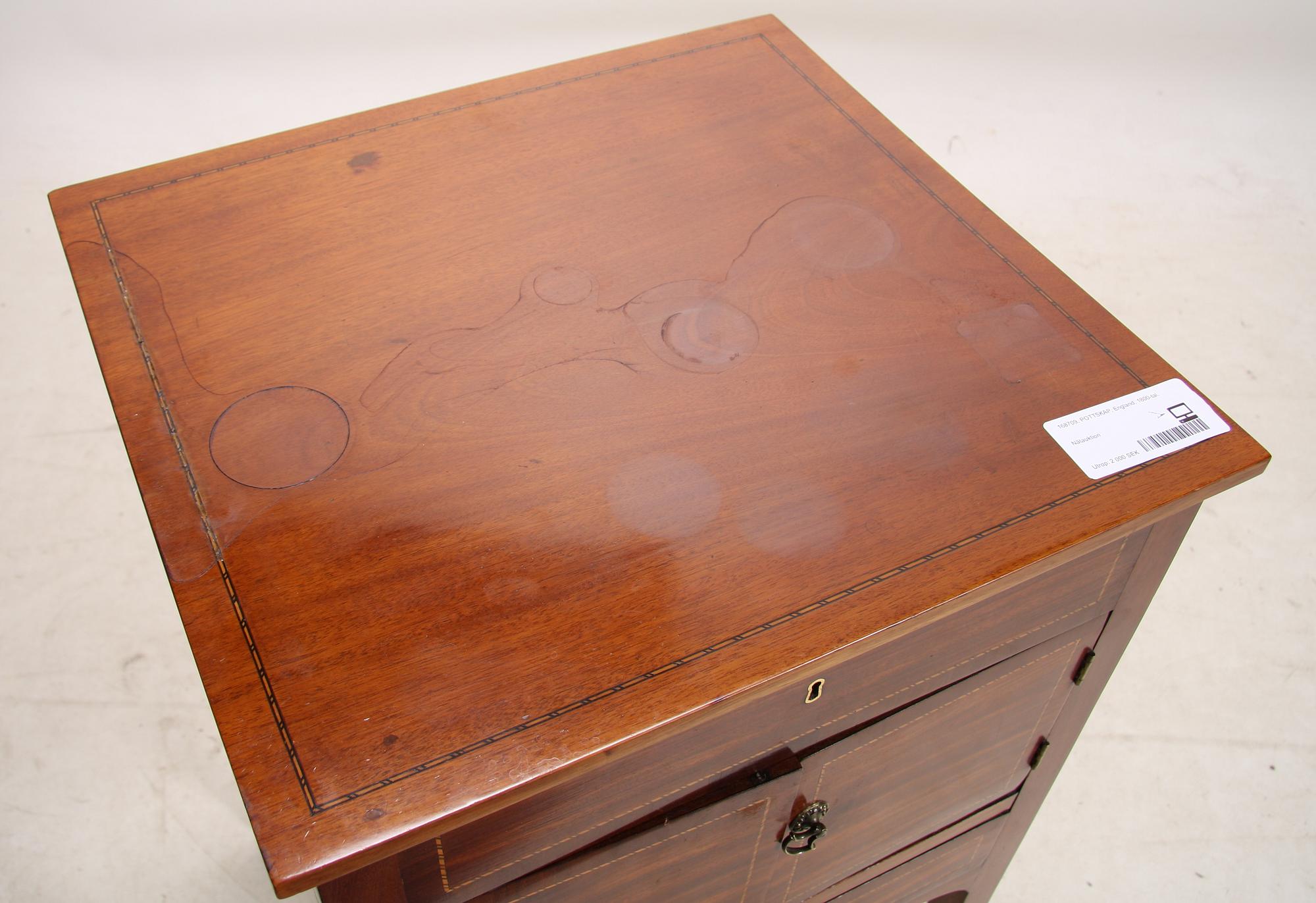 POTTSKÅP, England, 1800-tal.